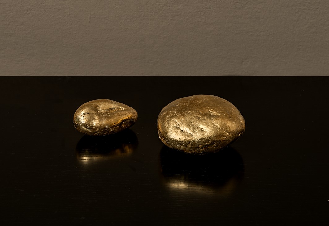 Marito e moglie -2023 (dalla serie I lari)Stones with gold leaf 25x14x7 cm.