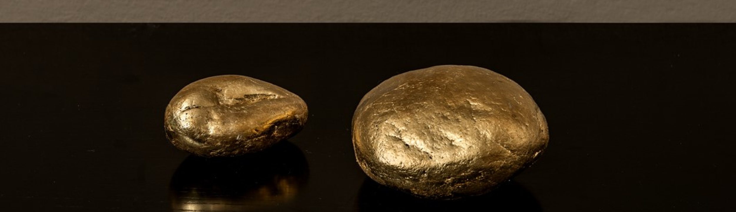 Marito e moglie 2 - 2023 Stones with gold leaf 25x14x7 cm.